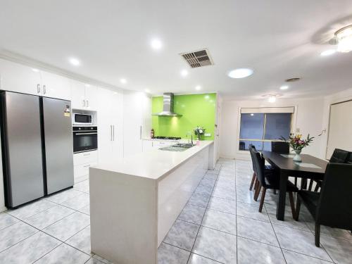 Spacious 5 bedrooms house in Sunshine