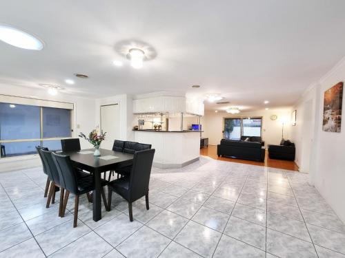 Spacious 5 bedrooms house in Sunshine