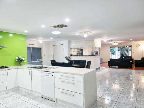 Spacious 5 bedrooms house in Sunshine