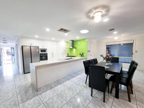 Spacious 5 bedrooms house in Sunshine