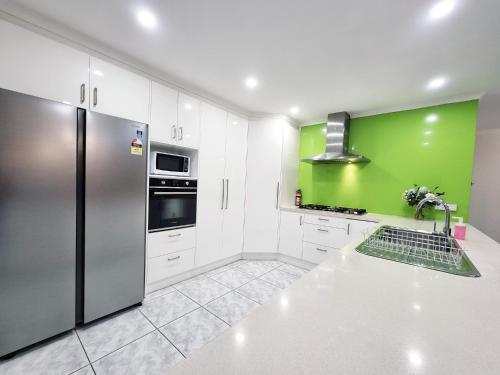 Spacious 5 bedrooms house in Sunshine