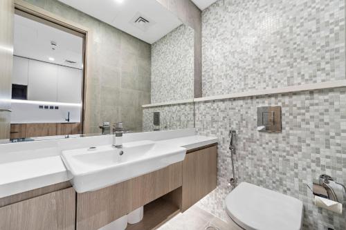 Spacious 1BR in Dubai Marina Luxury - image 10