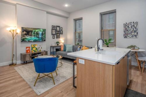 Central Over-the-Rhine, 3 Lux Queen Beds, Steps to TQL, Findlay Market & Light Rail, Fast Wifi, Sleeps 7ppl in Cincinnati, USA