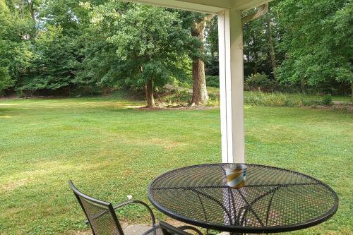 Eastlake Home with Patio Less Than 1 Mi to Lake Erie! in Eastlake, USA