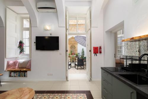 Traditional Apartment with Maltese Internal Court Yard - Designed with Traditional Stone and Tiling, Valletta (photo 7)