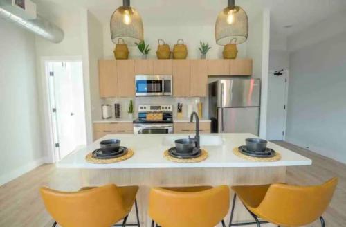 Prime OTR, Steps to TQL Stadium, Findlay & Free Light Rail, Lux King Bed, 55in Smart TV in Cincinnati, USA