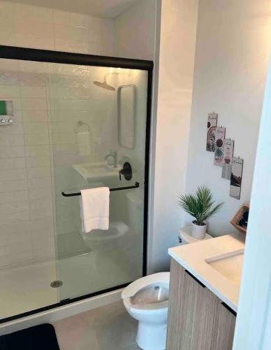 Prime OTR, Steps to TQL Stadium, Findlay & Free Light Rail, Lux King Bed, 55in Smart TV in Cincinnati, USA