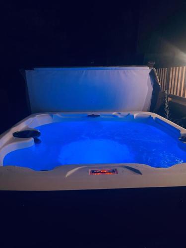 Cozy Chalet - Hot Tub with Meadow Views - Family & Pets, Fire Pit & BBQ, Arnold (zdjęcie 4)