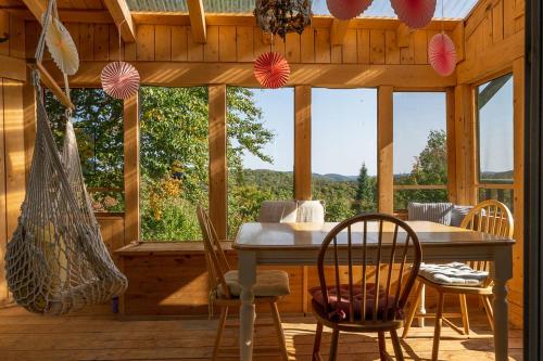 Ô Refuge Amazing panoramic view & Spa (O Refuge Amazing panoramic view & Spa) in Sainte Lucie des Laurentides (QC)