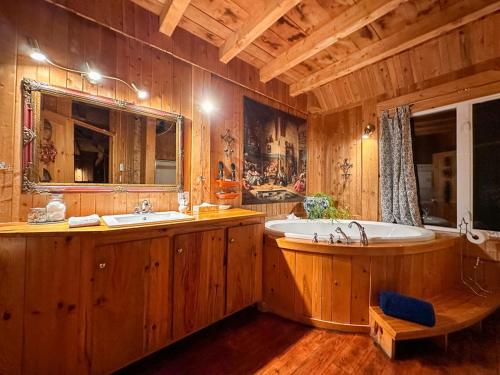 Ô Refuge Amazing panoramic view & Spa (O Refuge Amazing panoramic view & Spa) in Sainte Lucie des Laurentides (QC)