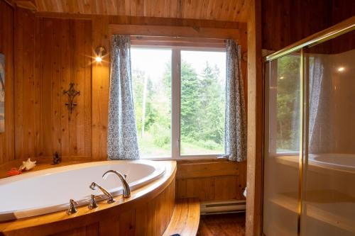 Ô Refuge Amazing panoramic view & Spa (O Refuge Amazing panoramic view & Spa) in Sainte Lucie des Laurentides (QC)