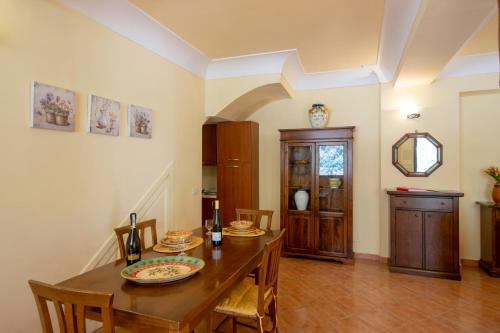 Deluxe One-Bedroom Apartment image 5