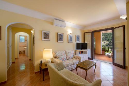 Deluxe One-Bedroom Apartment image 6