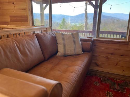 East Tennessee Family Mountain Retreat with Private Vineyard in Cosby, USA