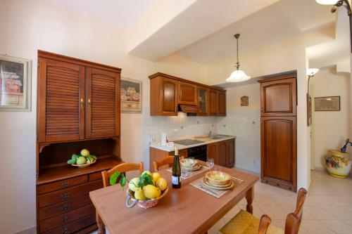 Superior One-Bedroom Apartment image 9