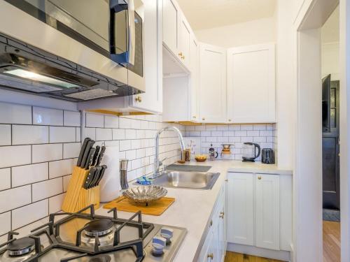 Highfall Hideaway Your Cozy Escape,wi-fi,tv-pets in Rochester, USA