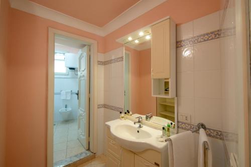 One-Bedroom Apartment image 9