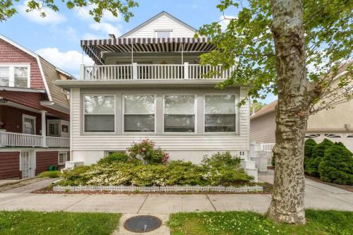 5BR 3BA Family Retreat 2 Blocks from Beach