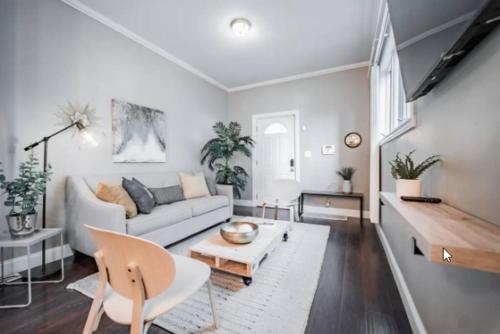 Chic 1BR Retreat with Sofa Bed, Free Parking near Crown Hill Temető