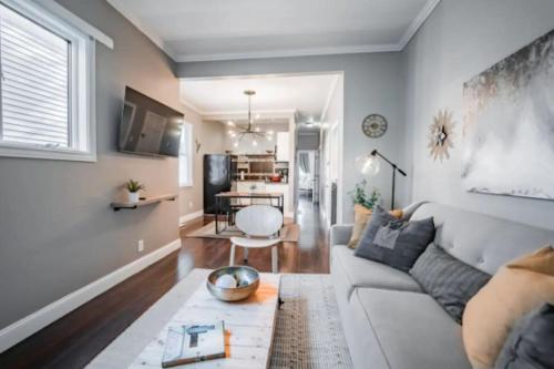 Chic 1BR Retreat with Sofa Bed, Free Parking near Crown Hill Temető