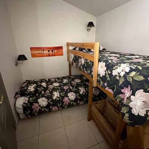 1 queen bed, 2 bunk beds