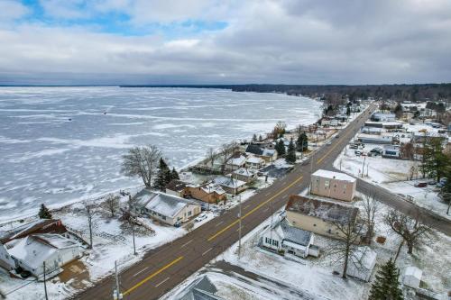 Historic Houghton Lake Getaway Near Shoreline in Houghton Lake, USA