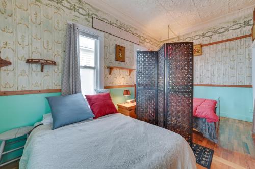 Historic Houghton Lake Getaway Near Shoreline in Houghton Lake, USA