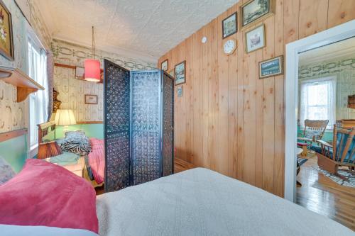 Historic Houghton Lake Getaway Near Shoreline in Houghton Lake, USA