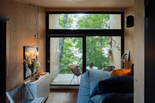 Hardanger Fjordtun TREETOPCABIN, nature, birds, silence, fjord and many nice hikes nearby in Ytrebygda