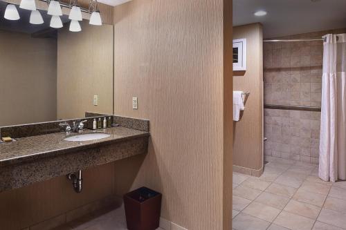 DoubleTree by Hilton Hotel St. Louis - Chesterfield - image 2