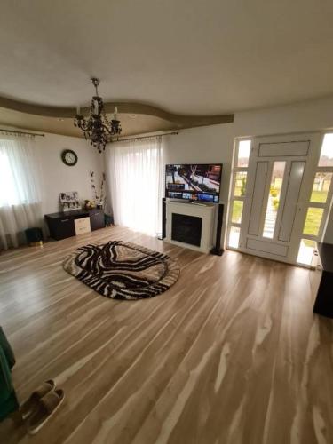 Koplietošanas atpūtas telpa ar TV, Casa din povesti in Aninişu De Vale