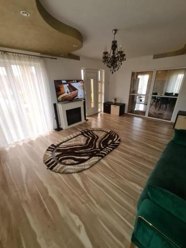 Koplietošanas atpūtas telpa ar TV, Casa din povesti in Aninişu De Vale