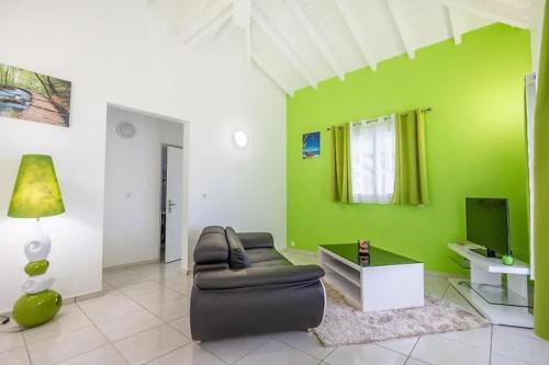Maison charmante à Le Moule avec piscine partagée - image 10