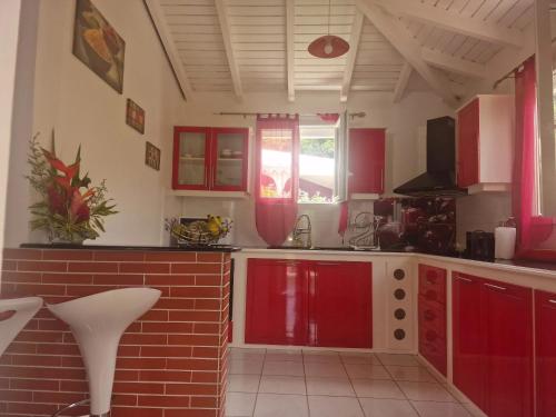Maison charmante à Le Moule avec piscine partagée - image 3
