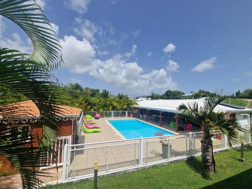 Maison charmante à Le Moule avec piscine partagée - image 3