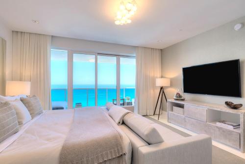 Ultra Luxe Direct Ocean Penthouse at 1 Hotel in Miami Beach, USA