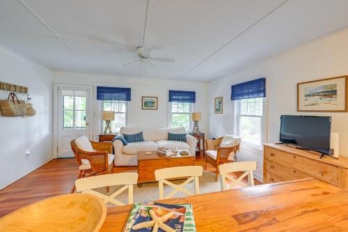 Enchanting North Fork Garden Cottage with Water View in New Suffolk, USA