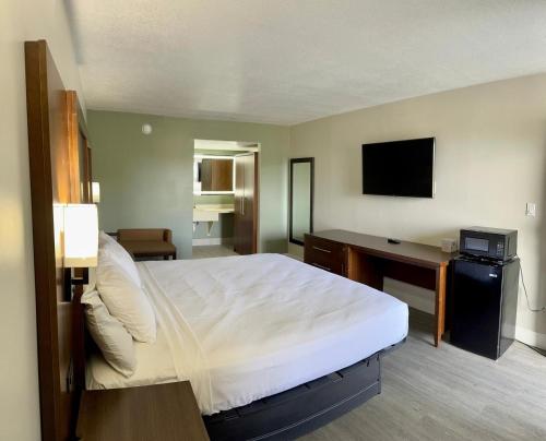 Days Inn & Suites by Wyndham Davenport - image 27