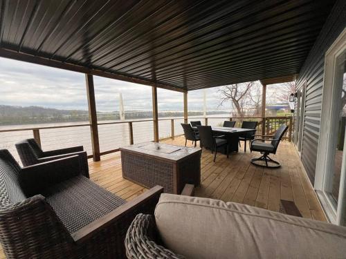 . RiverSuite1 - A mesmerizing river and bridge view.