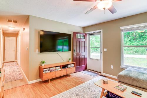 Campton Cottage with Hot Tub, Near Hiking and Climbing in Rogers, USA