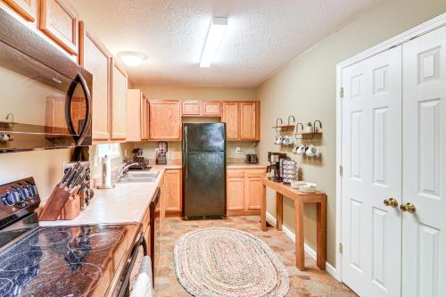 Campton Cottage with Hot Tub, Near Hiking and Climbing in Rogers, USA