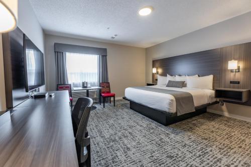 King Suite with Spa Bath with Interior Access