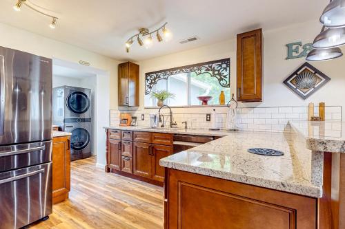254 & 256 Hoots Hideaway Cottage & Hoots Log Cabin - Full Property, Hendersonville (foto 8)
