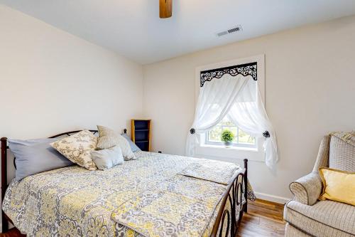 254 & 256 Hoots Hideaway Cottage & Hoots Log Cabin - Full Property, Hendersonville (foto 9)