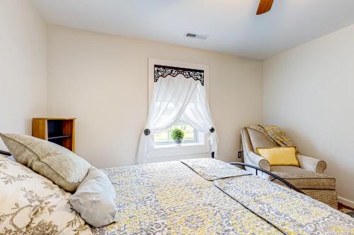 254 & 256 Hoots Hideaway Cottage & Hoots Log Cabin - Full Property, Hendersonville (foto 10)