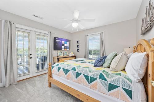 New Listing, 2min WALK to Beach, Single Family Home, Pet Friendly, HotTub, Smart TV, Sleeps 10, Private Backyard in Myrtle Beach, USA