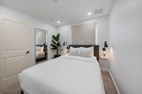 4-bed Wpb Home Near 95, Airport, Dt & Beaches in West Palm Beach, USA