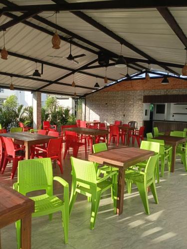 Restaurant, Hotel Campestre Chiriguare Resort in Marsella