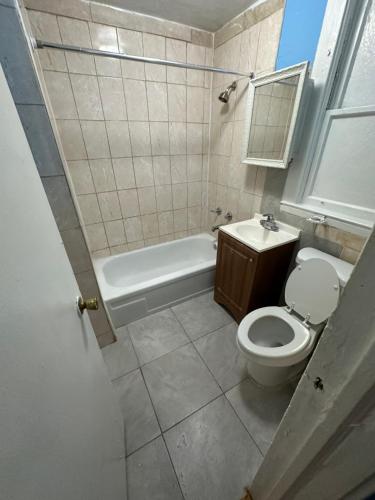 Fidelia Emerald Room Queen Bed within minutes of Newark Liberty International Airport and Newark Penn Station in Irvington, USA
