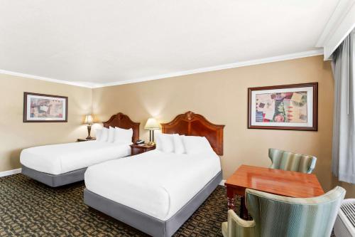 2 queen beds
